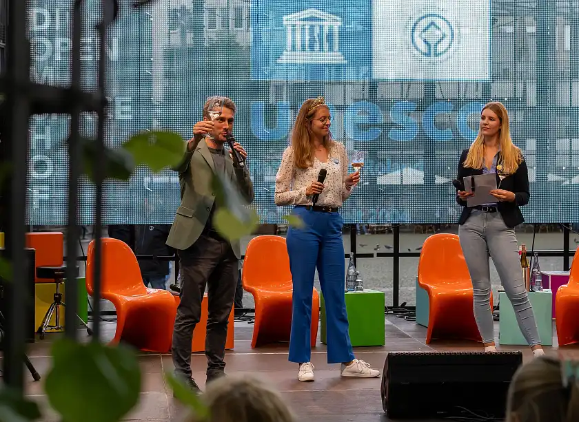 Anstoßen auf 20 Jahre UNESCO-Welterbestatus für Rathaus und Roland: Ratskellermeister Frederik Janus, die Deutsche Weinkönigin Eva Brockmann und Neele Wykhoff vom Bremer Ratskeller (von links). Fotos: Senatskanzlei/ Pat Leo 