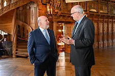 Botschafter Ron Prosor und Bürgermeister Andreas Bovenschulte in der Oberen Rathaushalle. Foto: Senatspressestelle
