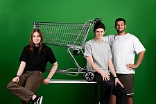 (v.r.n.l.) Saim Rana, Jimmy Lee Cibis und Mia Kürschner (Technischen Bildungszentrum Bremen-Mitte) wurden auf Bundesebene platziert. Sie erhielten den fünften Preis im Bereich Arbeitswelt mit ihrem Shop-Cruiser, der das Einkaufen für körperlich-beeinträchtigte Menschen erleichtert. Foto: Jugend forscht 