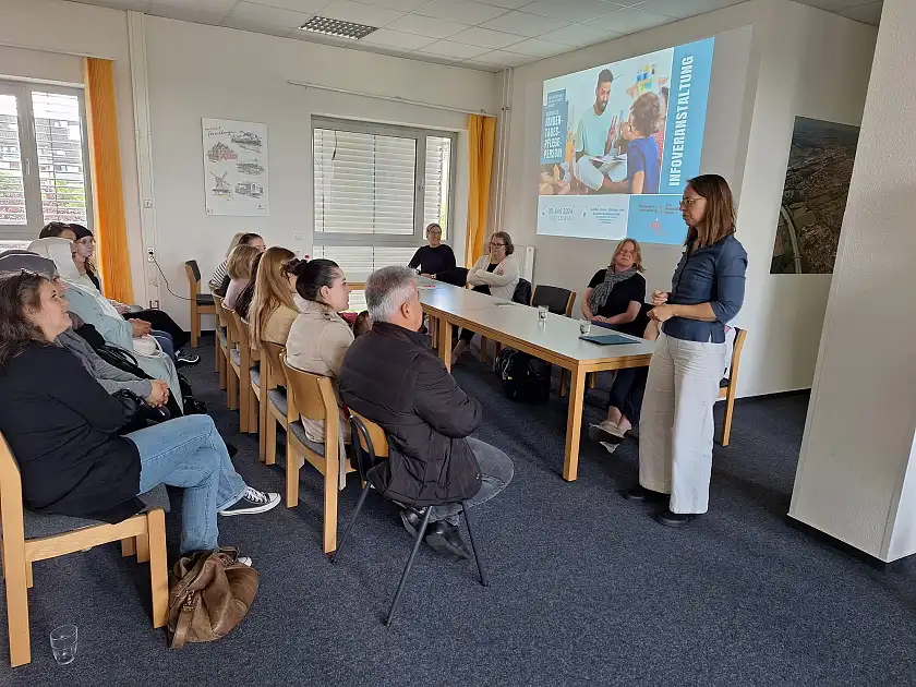 Bei einer weiteren gut besuchten Veranstaltung im Rahmen der Kindertagespflegeoffensive hat die Senatorin für Kinder und Bildung, Sascha Karolin Aulepp, im KuBiKo, dem Kultur-, Bildungs- und Kommunikationszentrum an der Godehardstraße für die Qualifizierung zur Kindertagespflege und die Arbeit in der Kindertagesbetreuung geworben. Foto: Bildungsressort