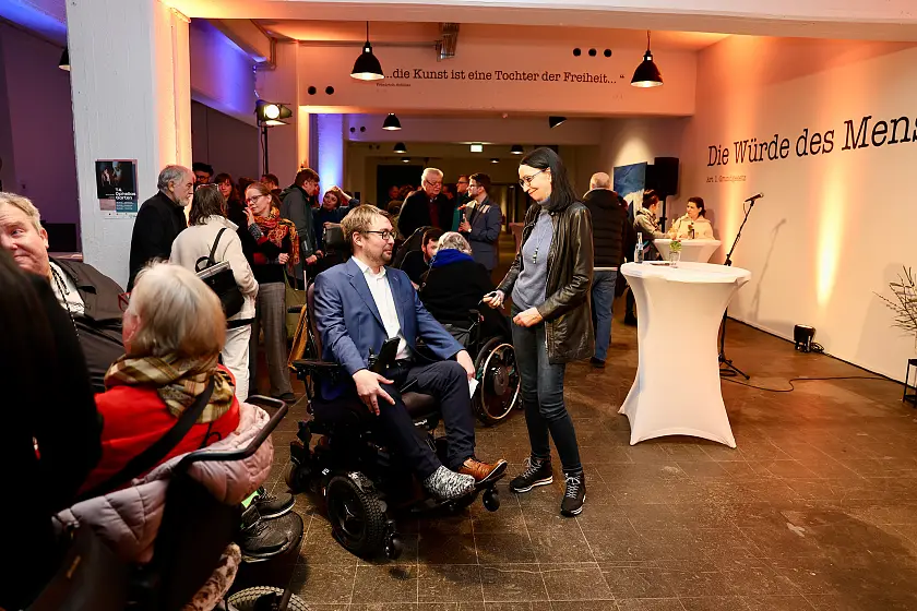 Staatsrätin Carmen Emigholz mit dem Landesbehindertenbeauftragten Arne Frankenstein bei der Premiere T4. Ophelias Garten. Foto: Jana Witte 
