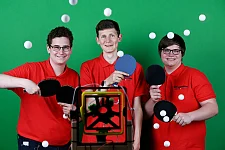 (v.r.n.l.) Oskar Behrmann, Schüler des Technischen Bildungszentrums Mitte, Johann Robert Kruse, Schüler des Schulzentrums Vegesack – Berufliche Schule für Metall- und Elektrotechnik, sowie Robin Petermann, Schüler der Oberschule Findorff, lieben Tischtennis und haben eine computergesteuerte Ballmaschine erfunden. Foto: Jugend forscht