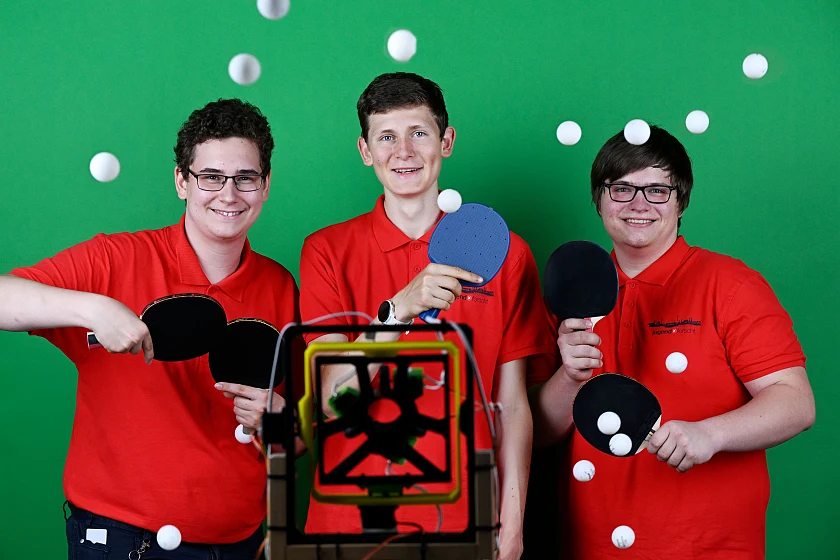 (v.r.n.l.) Oskar Behrmann, Schüler des Technischen Bildungszentrums Mitte, Johann Robert Kruse, Schüler des Schulzentrums Vegesack – Berufliche Schule für Metall- und Elektrotechnik, sowie Robin Petermann, Schüler der Oberschule Findorff, lieben Tischtennis und haben eine computergesteuerte Ballmaschine erfunden. Foto: Jugend forscht