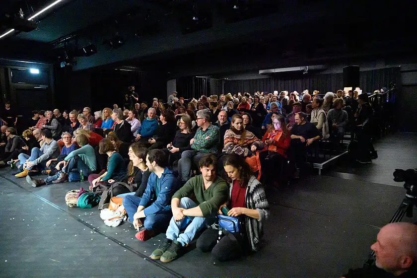 Voller Saal im Zentrum für Kunst. Foto: Kerstin Rolfes