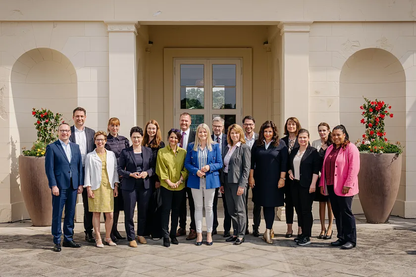 Justizsenatorin Claudia Schilling (3. v.l.) im Kreise der Justizministerinnen und Justizminister auf Schloss Herrenhausen in Hannover. Foto: Justizressort Niedersachsen