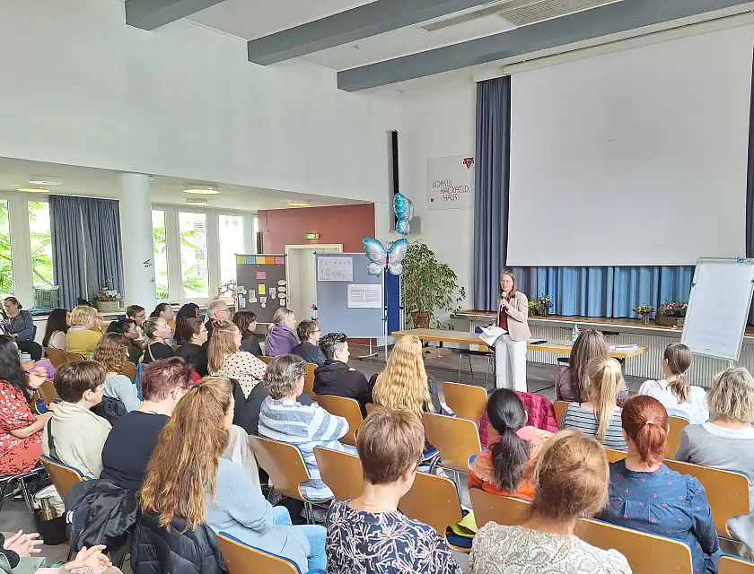 Die Senatorin für Kinder und Bildung, Sascha Karolin Aulepp, begrüßte über 110 interessierte Kindertagespflegekräfte zum Fachtag im Konsul-Hackfeld-Haus. Foto: Bildungsressort