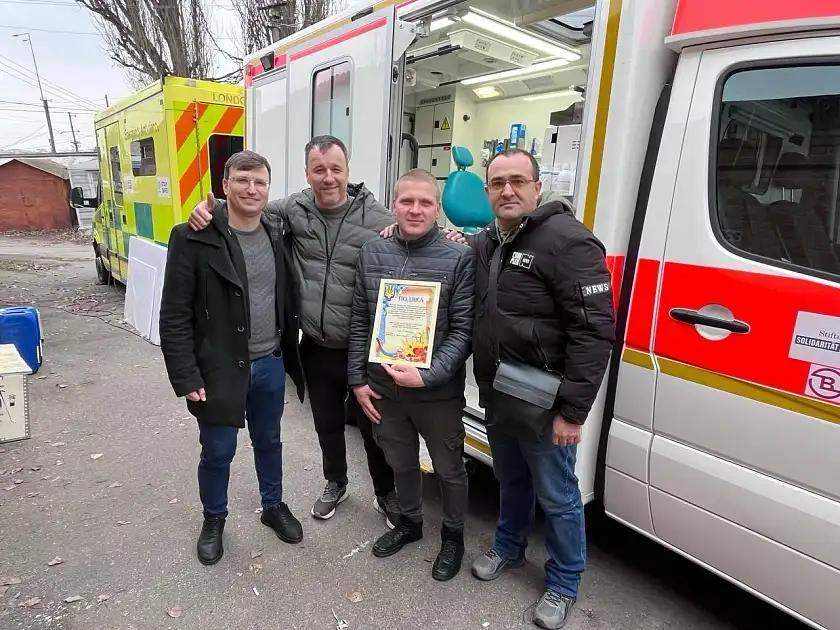 Eine mobile Zahnarztpraxis im umgebauten Notarztwagen: Vitaly Mikheilyk von der Stiftung Solidarität Ukraine (2. von links) bei der Übergabe des Fahrzeuges an die ukrainischen Partner. Foto: Stiftung