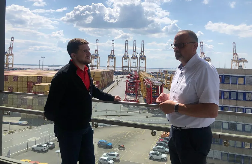 Mitte Juni 2023 war einer Wirtschaftsdelegation aus Odessa in Bremerhaven. Eines der Themen: Kooperationen beim Wiederaufbau des Hafens. Im Gespräch: Der damalige stellvertretenden Gouverneur der Militärverwaltung Odessa Oblast, Roman Grygoryshyn (links), und Marc Dieterich, Geschäftsführer Eurogate. Foto: Senatskanzlei 