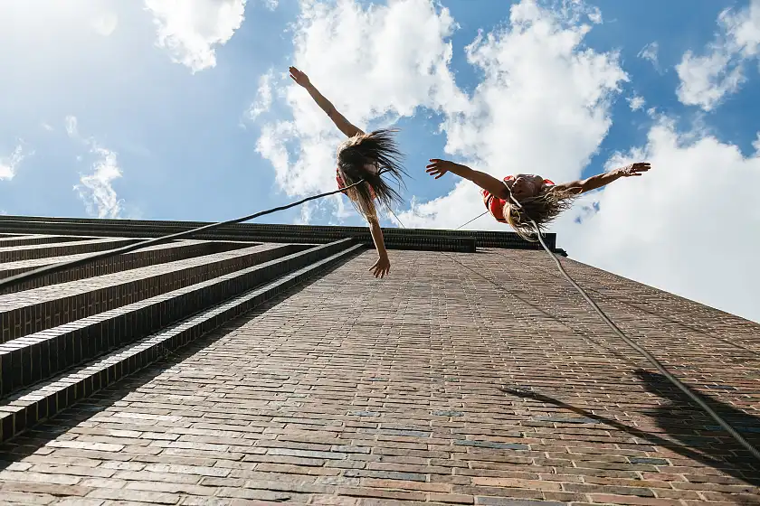 Schwindelerregende Höhe: Fassadentanz mit Rebekka Böhme und Iris Gonzalez. Foto: Christiane Schleifenbaum