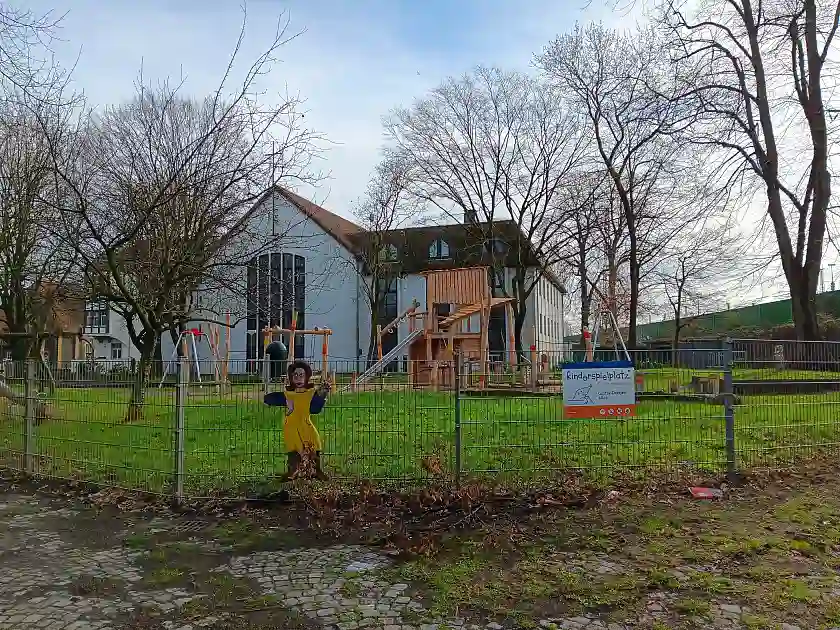 Ein neues Klettergerüst und viele andere Geräte gibt es auf dem umgestalteten Spielplatz an der Gustav-Deetjen-Allee zu entdecken. Foto: Sozialressort