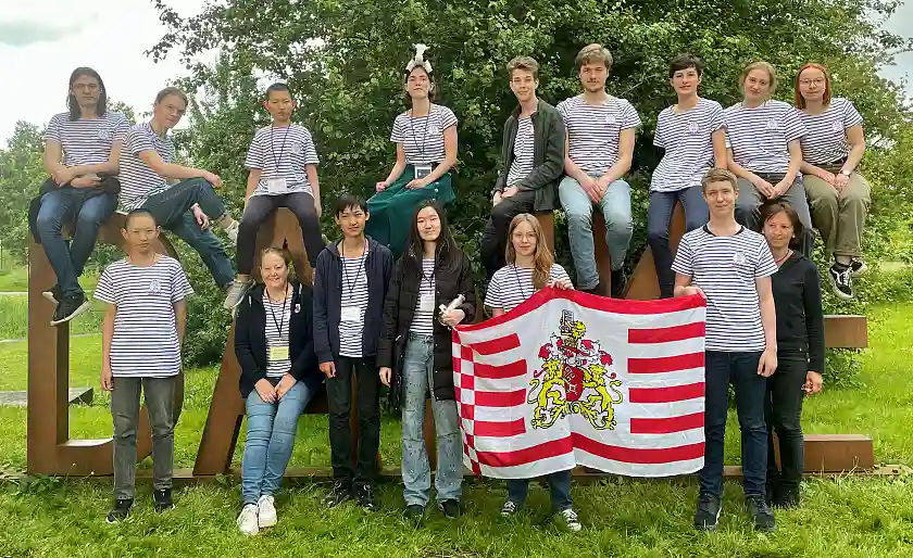 Die Bremer Mannschaft mit Korrektoren und Delegationsleiterinnen. (hinten von links nach rechts) Alexander Freese (Korr.), Semen Razmolodin (Kl. 10), Huaiyi Guo (Kl. 8), Charlotte van Engelshoven (Kl. 10), Erik Ruckes (Kl. 11) Tjado Edzards (Korr.), Julius Maseberg (Kl. 8), Johanna Kamp(Korr.), Clara Weykam (Korr.) vorn von links nach rechts: Zongyi Guo (Kl. 9), Katja Krämer (Del.Leit), Jizhe Ma (Kl. 9), Zhuoyu (Jorie) Du (Kl. 9), Rieke Steenken (Kl. 8), Haakon Pätzke (Kl. 9), Stela Brannath (Del.Leit.). Foto: Reimund Albers