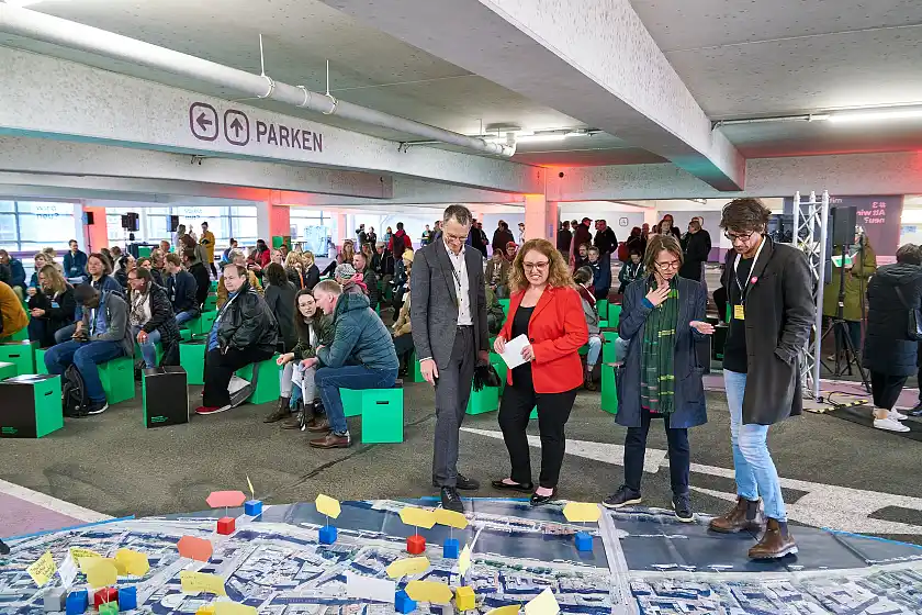 Bausenatoirn Özlem Ünsal (2. von links) und der Geschäftsführer der Projektgesellschaft Innenstadt Bremen, Carl Zillich (links), während des binnenstadt-Dialogs. Foto: Projektbüro Innenstadt / Christian Burmester