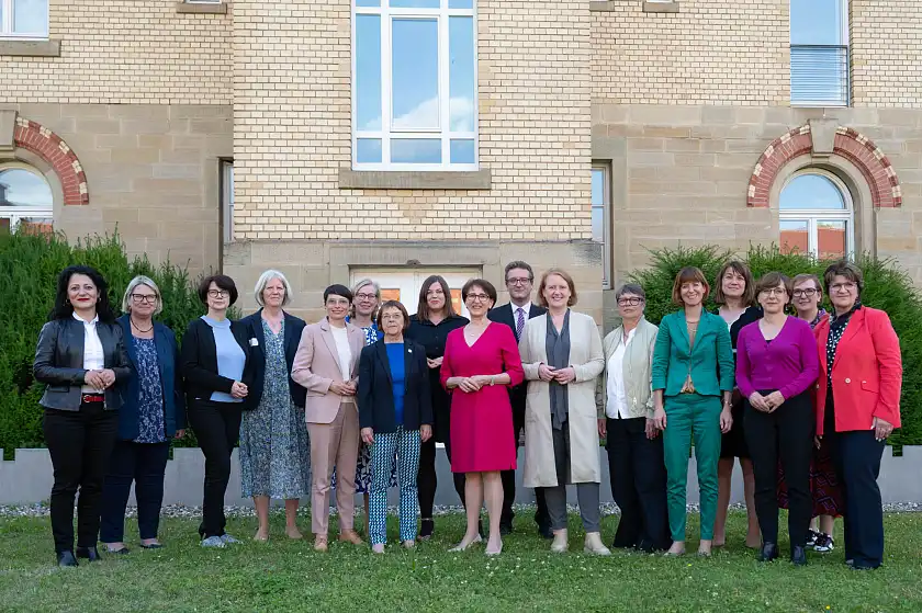 Frauensenatorin Claudia Bernhard (3.v.l.) bei der Konferenz der Frauen- und Gleichstellungsministerinnen und –minister der Länder und des Bundes in Ludwigsburg. Foto: Michael M. Roth, MicailMedia