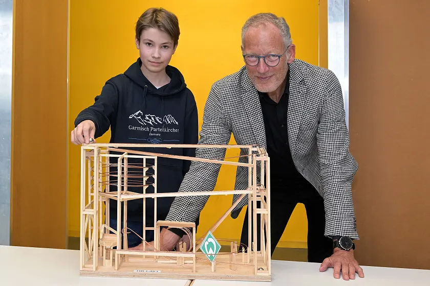 Leonard Tonske, Schüler der Klasse 7 C der Oberschule Am Barkhof in Bremen, hat mit seinem Achterbahnmodell Rund um die Raute den Junior.ING Schülerwettbewerb gewonnen. Torsten Sasse, Präsident der Ingenieurkammer Bremen, freut sich mit dem Preisträger. Foto: Michael Bahlo/IKHB