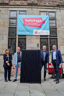 Haben die vierten Bremer Solartage eröffnet (v.l.n.r.): Inse Ewen (Verbraucherzentrale Bremen), Jan Fries (Staatsrat bei der Senatorin für Umwelt, Klima und Wissenschaft), Martin Grocholl (Klimaschutzagentur energiekonsens), Thomas Kurzke (Handwerkskammer Bremen). Foto: energiekonsens