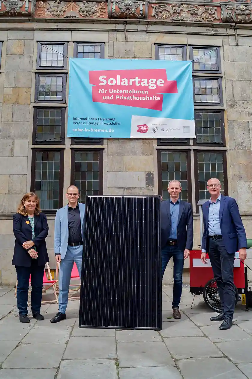 Haben die vierten Bremer Solartage eröffnet (v.l.n.r.): Inse Ewen (Verbraucherzentrale Bremen), Jan Fries (Staatsrat bei der Senatorin für Umwelt, Klima und Wissenschaft), Martin Grocholl (Klimaschutzagentur energiekonsens), Thomas Kurzke (Handwerkskammer Bremen). Foto: energiekonsens