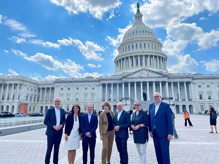 Belit Onay (OB aus Hannover), Lina Furch (Leiterin Abteilung Europa und Internationales des Deutschen Städtetages), Silvio Witt (OB aus Neubrandenburg), Henriette Reker (OB aus Köln), Markus Lewe (Präsident des Deutschen Städtetages und OB aus Münster), Sibylle Keupen (OB aus Aachen), Andreas Bovenschulte (Bremer Bürgermeister)