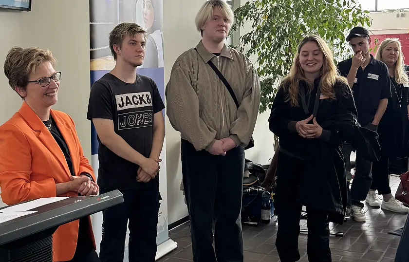 Arbeits-Senatorin Dr. Claudia Schilling mit Besucherinnen und Besuchern des Tags der Ausbildungsverbünde am Montag. Foto: Arbeitsressort