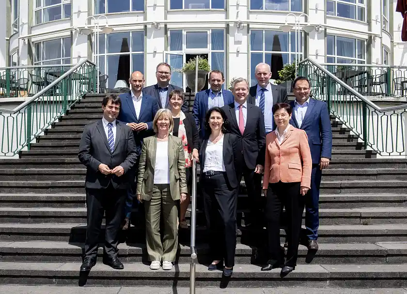 Die Finanzministerinnen und –minister der Länder tagten unter der Leitung ihrer Vorsitzenden, der rheinland-pfälzischen Finanzministerin Doris Ahnen (1, Reihe, 2. von links) in Bremen. Foto: Finanzressort