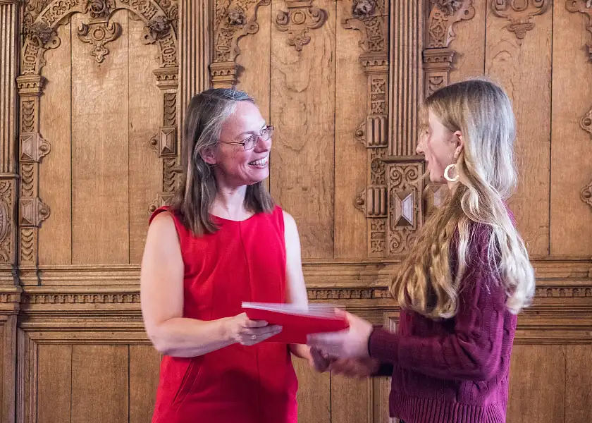 Senatorin Aulepp übergab die Urkunden an die besten Abiturientinnen und Abiturienten 2024 im Land Bremen. Foto: Danielle Kleisch, Fotoarchiv SKB-Bremen