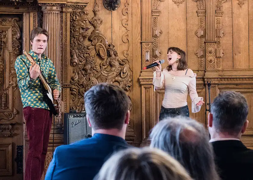 Bewegend: Lucy und Lovis sorgen mir ihrem sanften Gitarrenspiel und ihrer facettenreichen und berührenden Stimme für festliche Stimmung. Foto: Danielle Kleisch, Fotoarchiv SKB-Bremen