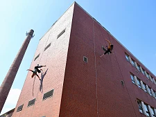 Spektakulärer Fassadentanz begeisterte auch im Außenbereich das Publikum beim Saisonfinale im Zentrum für Kunst. Foto: Jana Witte