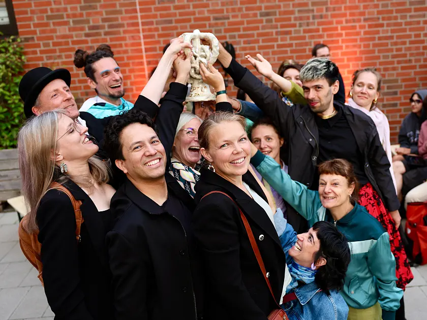 Residierenden 2024/25 des Zentrums für Kunst erhalten die Übergabeskulptur von den Residierenden 2023/24. Foto: Jana Witte