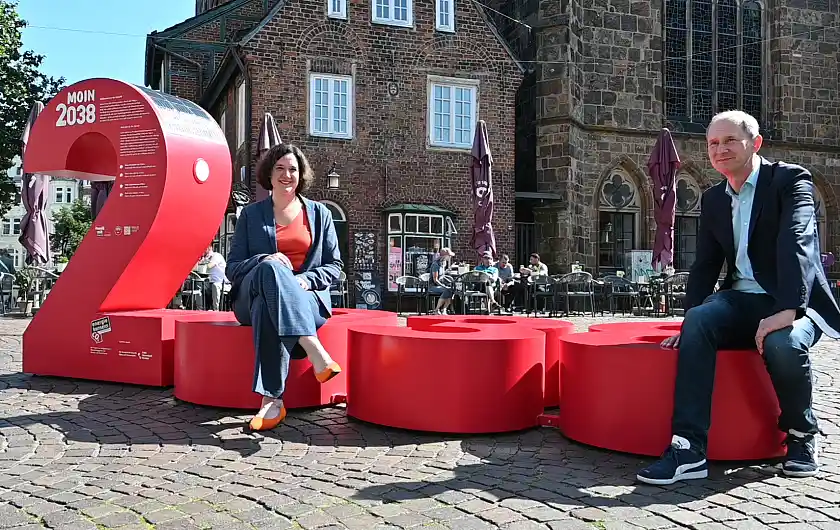 Auf der 2038 kann man auch sitzen und der Zukunft lauschen. Die Senatorin für Umwelt, Klima und Wissenschaft, Kathrin Moosdorf, hört gemeinsam mit dem Geschäftsführer der Klimaschutzagentur energiekonsens, Martin Grocholl, Nina zu, die aus ihrem Leben im Jahr 2038 erzählt. Foto: Umweltressort