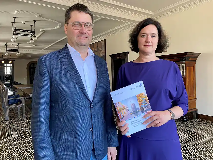 Kathrin Moosdorf, Senatorin für Umwelt, Klima und Wissenschaft, und Birger Tinz vom Deutschen Wetterdienst bei der Übergabe vom Klimareport. Foto: Umweltressort 