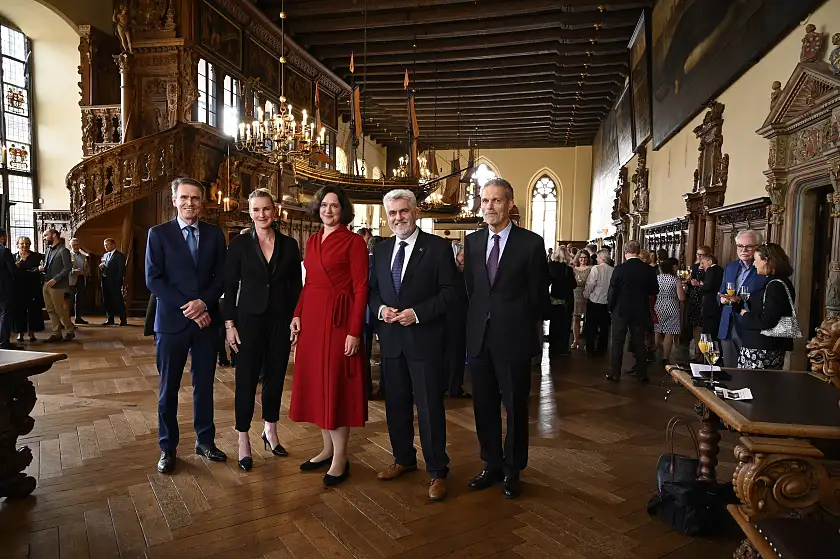 Wissenschaftssenatorin Kathrin Moosdorf (Mitte) empfing den Wissenschaftsrat in der Oberen Rathaushalle (von links): Prof. Dr. Wolfgang Wick (Vorsitzender Wissenschaftsrat), Prof. Dr. Julia Arlinghaus (Vors. wissenschaftliche Kommission), Senatorin Kathrin Moosdorf, Minister Armin Willingmann (Minister für Wirtschaft, Wissenschaft und Digitalisierung, Sachsen-Anhalt), Thomas May (Generalsekretär Wissenschaftsrat). Foto: Senatspressestelle
