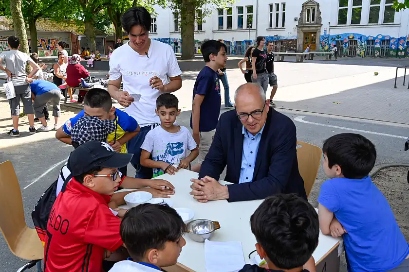 Bürgermeister Andreas Bovenschulte und Study Friend, Andrés Eduardo Sotomayor Lopez (stehend) an der Quizstation bei den Summer Olympics. Foto: Senatspressestelle