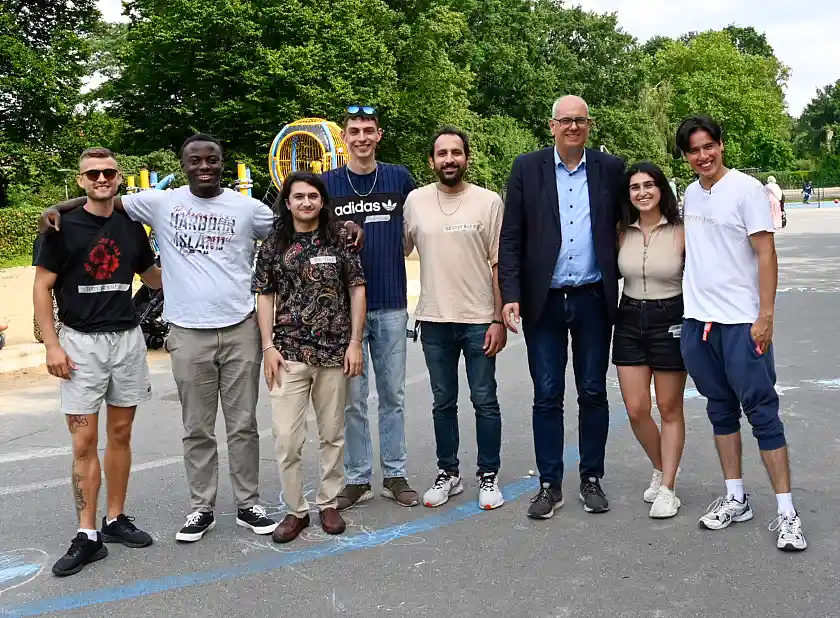 Bürgermeister Andreas Bovenschulte (3. von re.) mit den Study Friends der Summer Olympics 2024, von links: Jan Richard Meyer, Christian Namegni, Sargis Poghosyan, Luca Hasbach, Bariscan Oflazoglu, Kübra Yesilova und Andrés Eduardo Sotomayor Lopez.