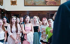 Erholungsaufenthalt für Jugendliche aus der Region Odessa: Auch eine Rathausführung stand auf dem Programm. Foto: Senatspressestelle