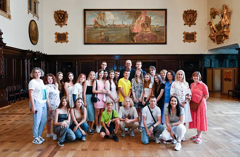 Gruppenbild mit Bürgermeister Andreas Bovenschulte (Mitte letzte Reihe) und den Jugendlichen aus der Region Odessa im Festsaal des Bremer Rathauses. Foto: Senatspressestelle 