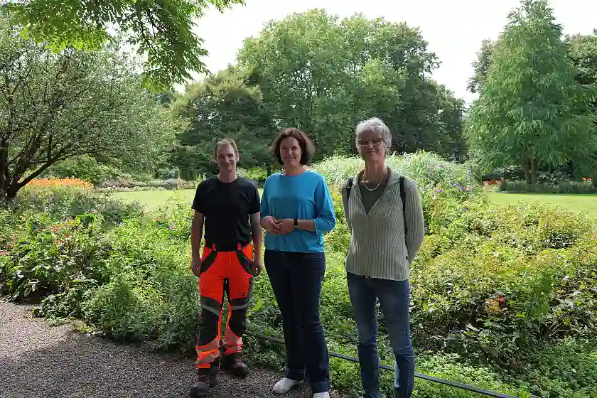 v.l.n.r.: Ralf Claus (Bezirksgärtner, UBB), Senatorin Kathrin Moosdorf und Monika Osteresch (Leiterin Fachbereich Grünpflege und Friedhöfe, UBB) im Hohentorspark. Foto: Umweltressort