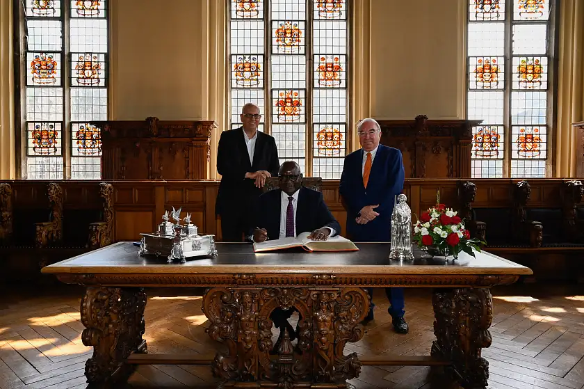 Eintrag in das Goldene Buch der Freien Hansestadt Bremen: Botschafter Martin Andjaba (Mitte) mit Bürgermeister Andreas Bovenschulte (li.) und Honorarkonsul Uwe Beckmeyer (re.). Foto: Senatspressestelle