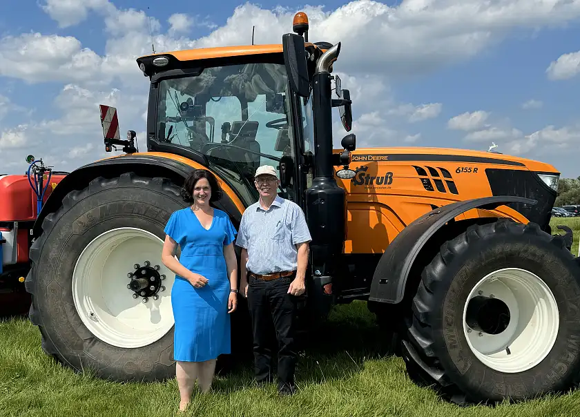Senatorin Kathrin Moosdorf zusammen mit dem Präsidenten der niedersächsischen Landwirtschaftskammer Gerhard Schwetjes vor schwerem Arbeitsgerät auf dem Grünlandfeldtag. Foto: Pressestelle Umweltressort