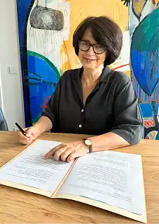 Bremens Gesundheitssenatorin Claudia Bernhard unterschreibt die Kooperationsvereinbarung zwischen der Freien Hansestadt Bremen und dem Bundesministerium für Gesundheit zum Modellprojekt INGA Pflege 3.0.  Foto: Gesundheitsressort