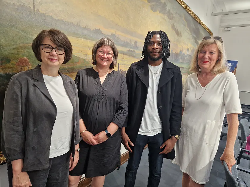 Claudia Bernhard (Senatorin für Gesundheit, Frauen und Verbraucherschutz), Anke Schmidt (Beraterin Bleib dran an der Pflege), Magloire Donkeng Songning (Auszubildender zum Pflegefachmann) und Elke Heyduck (Geschäftsführerin der Arbeitnehmerkammer Bremen). Foto: Arbeitnehmerkammer Bremen