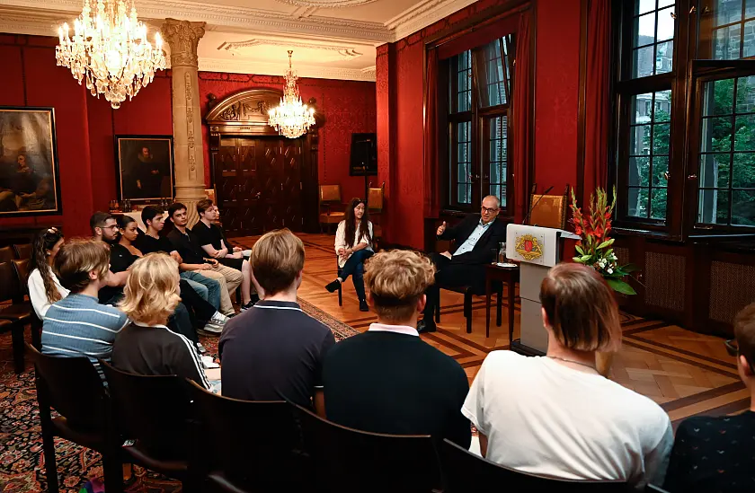 Zwei Stunden diskutierte Bürgermeister Andreas Bovenschulte mit den Jugendlichen der Jugendbeiräte und Jugendforen aus Bremen. Foto: Senatspressestelle