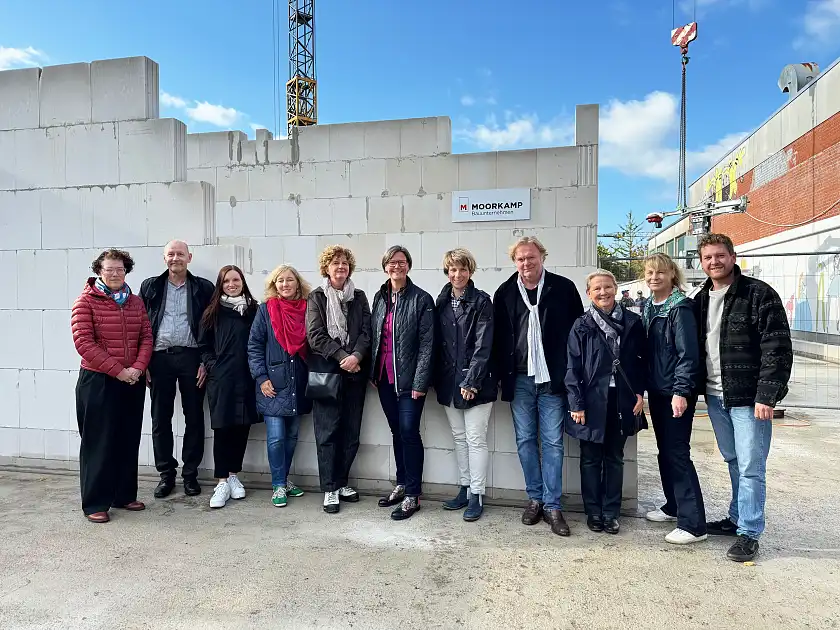 Bei der Grundsteinlegung waren Projektbeteiligte unter anderem von Immobilien Bremen, KiTa Bremen  und der Inge-Katz-Schule dabei. Foto: KiTa Bremen