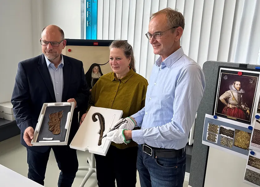 Dr. Dieter Bischop, Dr. Annette Schieck und Arne Butt präsentieren Fundstücke (v.r.). Foto: Kulturressort