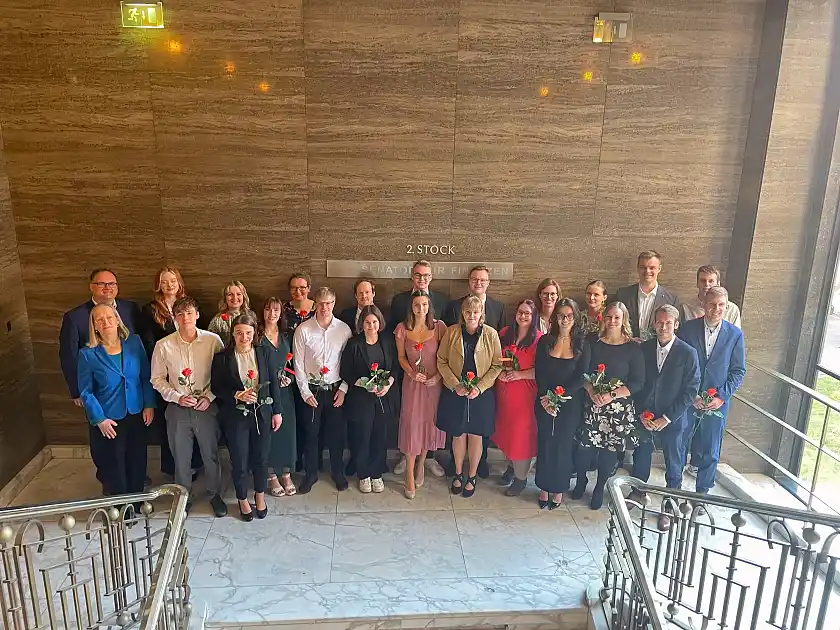 Haben ihr duales Studium erfolgreich abgeschlossen: Die neuen Diplom-Finanzwirtinnen und –wirte mit Finanzsenator Björn Fecker und Angela von Wachter, Ausbildungsleitung der Norddeutschen Akademie für Finanzen und Steuerrecht (links). Foto: Finanzressort