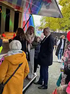 Bürgermeister Bovenschulte im Gespräch mit Marena Grotheer am Wissenskiosk des Universum Bremen. Foto: Senator für Kultur