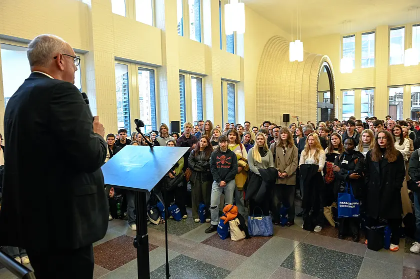 Bürgermeister Andreas Bovenschulte begrüßt die Studienanfänger der Rechtswissenschaften der Universität Bremen im ehemaligen Gebäude der Landesbank am Domshof.  Foto: Senatspressestelle