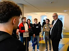 Bürgermeister Andreas Bovenschulte im Gespräch mit den Studienanfängern der Rechtswissenschaften. Foto: Senatspressestelle