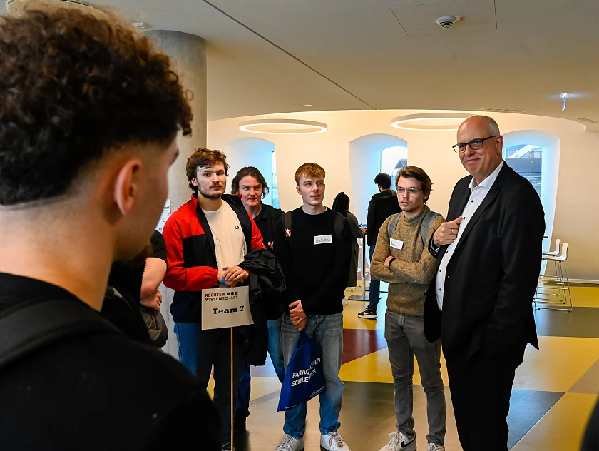 Bürgermeister Andreas Bovenschulte im Gespräch mit den Studienanfängern der Rechtswissenschaften. Foto: Senatspressestelle
