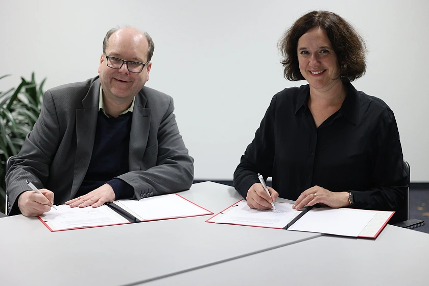 Die Bremer Senatorin für Umwelt, Klima und Wissenschaft, Kathrin Moosdorf, und der Niedersächsische Minister für Umwelt, Energie und Klimaschutz, Christian Meyer, unterzeichneten am 30. Oktober 2024 einen Wasserpakt. 