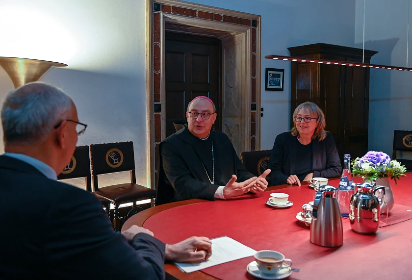Der neue Bischof von Osnabrück, Dr. Dominicus Meier, bei seinem Antrittsbesuch bei Bürgermeister Andreas Bovenschulte. Mit im Bild Martina Höhns, Referatsleiterin Interkulturelle und interreligiöse Angelegenheiten, Angelegenheiten der Religionsgemeinschaften.