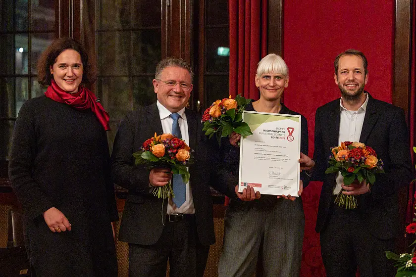 Die Senatorin für Umwelt, Klima und Wissenschaft, Kathrin Moosdorf (l.), verlieh den Bremer Hochschulpreis an drei Lehrende der Bremer Hochschule (von links). Jeremy Hookway, Dr. Anja Kamp und Prof. Dr. Stefan Veltel. 